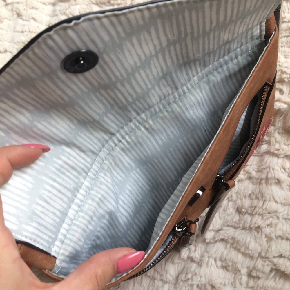 Leanna Crossbody Purse - Picture 4 of 5